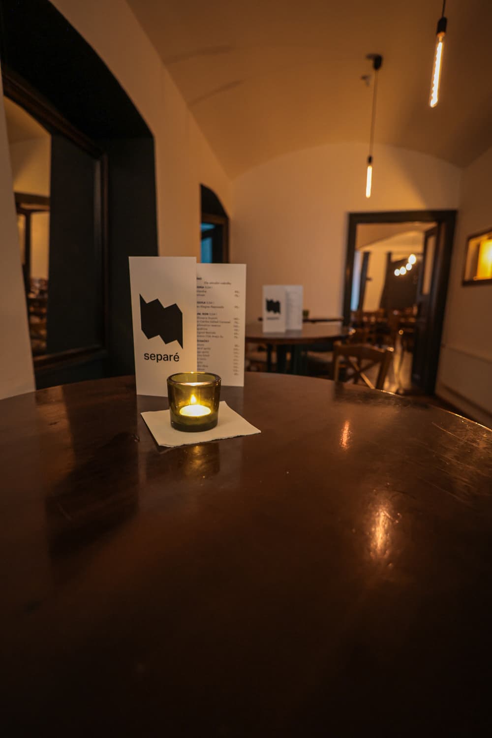 Přátelé u stolu s vínem