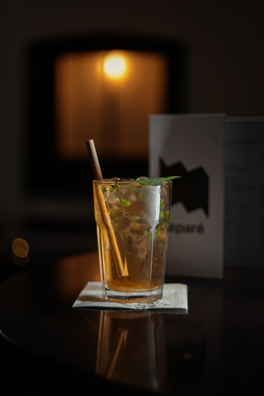 Nalévání vína v teplém světle