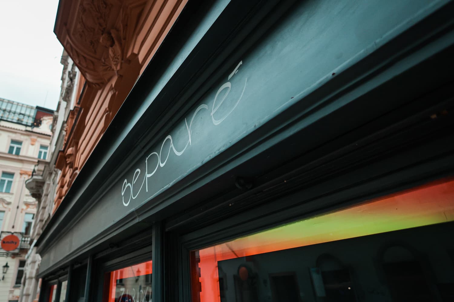 Deskovky rozložené na stole