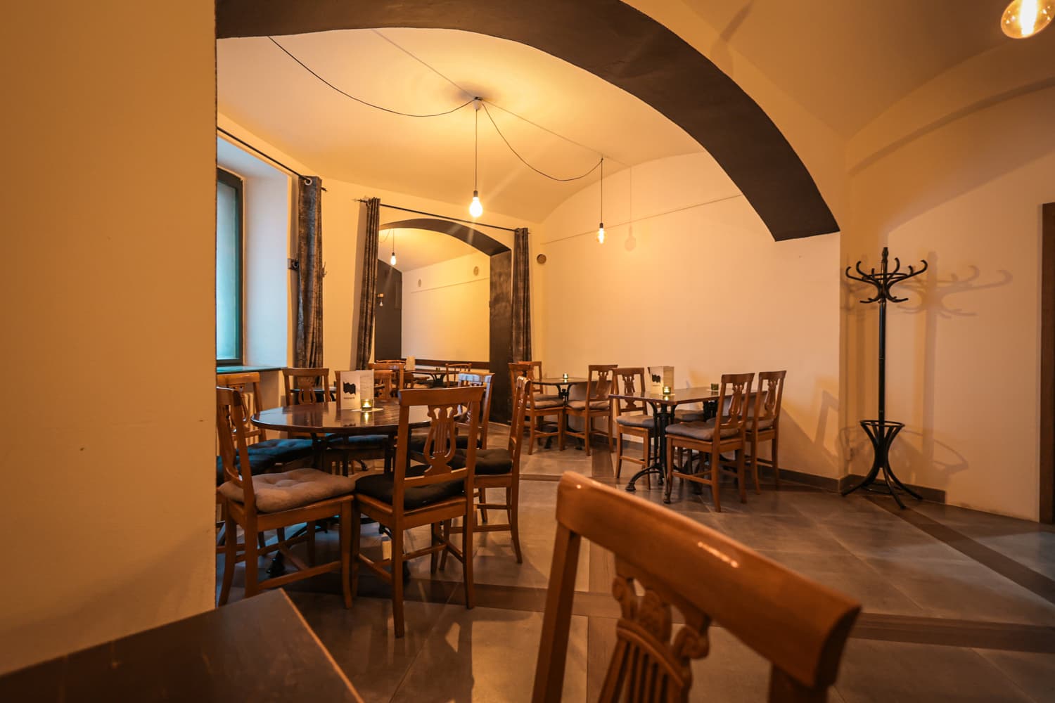 Útulný interiér baru s teplým osvětlením