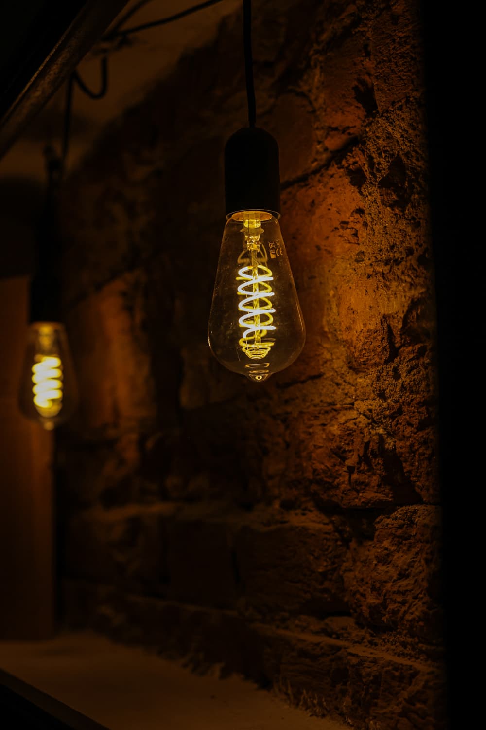 Sklenice vína v měkkém světle